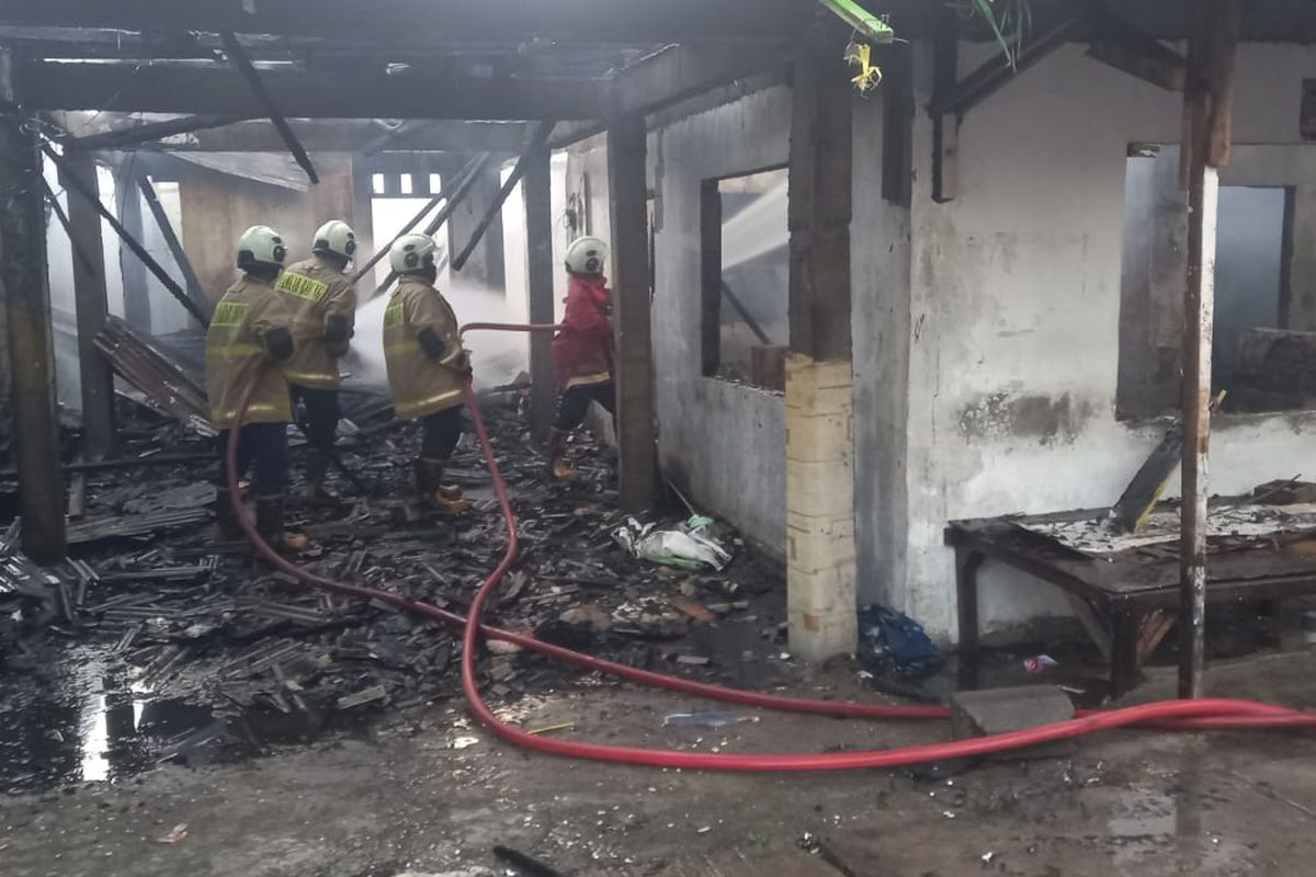Petugas Pemandam Kebakaran (Damkar) Kabupaten Badung saat melakukan pemadaman api dalam peristiwa kebakaran rumah kos di di Jalan Dewi Sri VIII, Lingkungan Legian Klod, Kelurahan Legian, Kecamatan Kuta, Kabupaten Badung, Bali pada Jumat (25/4/2025).