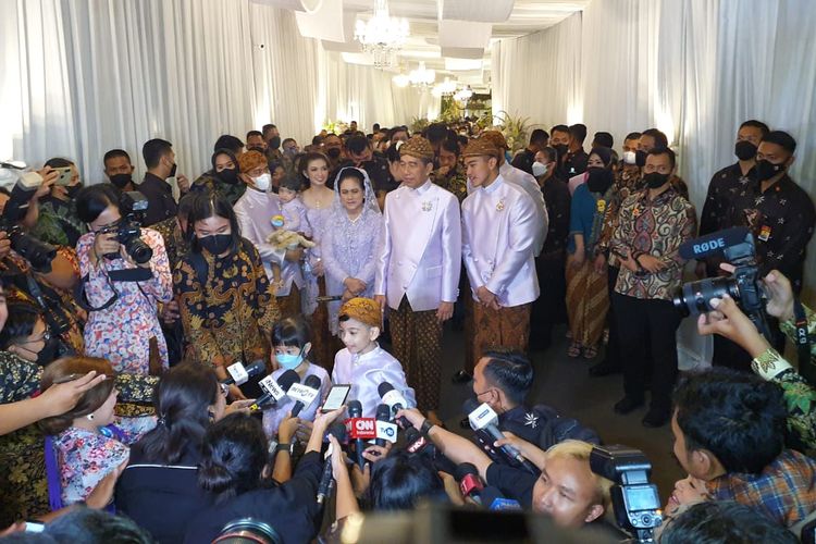 Cucu Presiden Joko Widodo, Jan Ethes, menjawab pertanyaan sejumlah wartawan usai menghadiri midodareni Erina Sofia Gudono, calon istri Kaesang Pangarep, Jumat (9/12/2022).