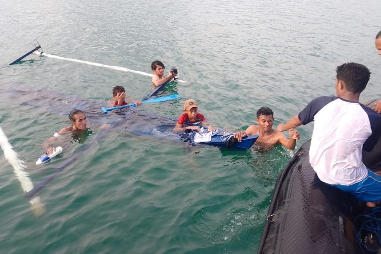 Sebuah perahu yang mengangkut enam orang pria tenggelam di Teluk Dalam Ambon, Maluku, Selasa (17/1/2023) sore. Keenam pria yang tenggelam tersebut berhasil ditilong personel Polairud Polda Maluku