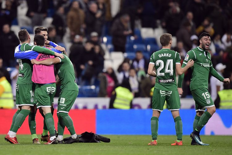 Para pemain Leganes melakukan selebrasi setelah menyingkirkan Real Madrid pada perempat final Copa del Rey. Leganes menang 2-1 pada leg kedua di Santiago Bernabeu, Madrid, 24 Januari 2018. 