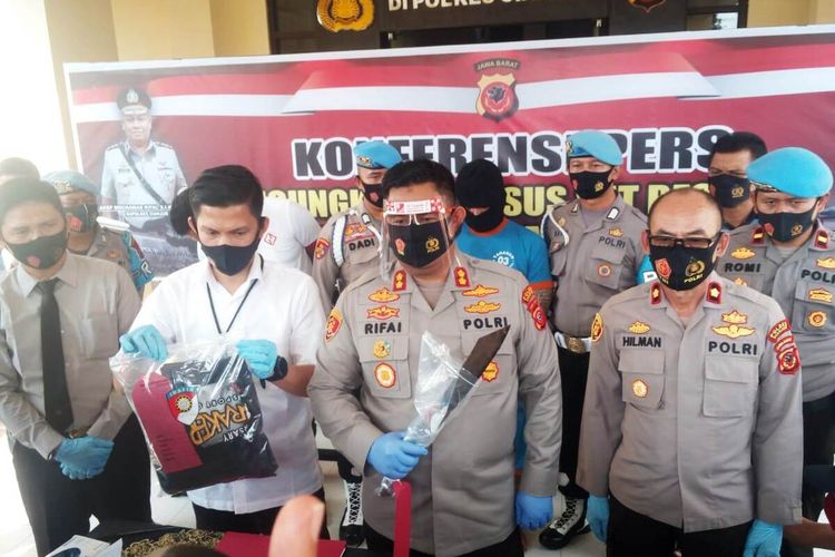 Kapolres Cianjur AKBP Mochamad Rifai memerlihatkan senjata tajam jenis parang yang digunakan LL (26) untuk membacok anggota polisi.