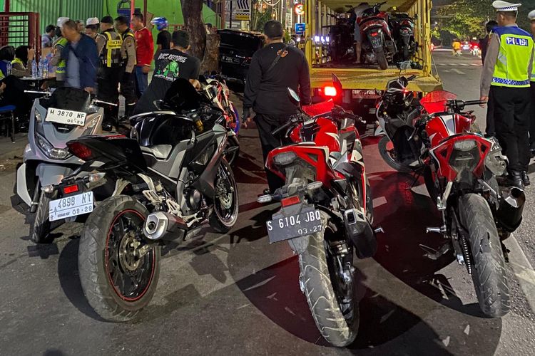 Satlantas Polrestabes Surabaya menindak ratusan pelaku balap liar di Jakan Kedung Cowek, Surabaya, Jawa Timur, Minggu (6/10/2024).