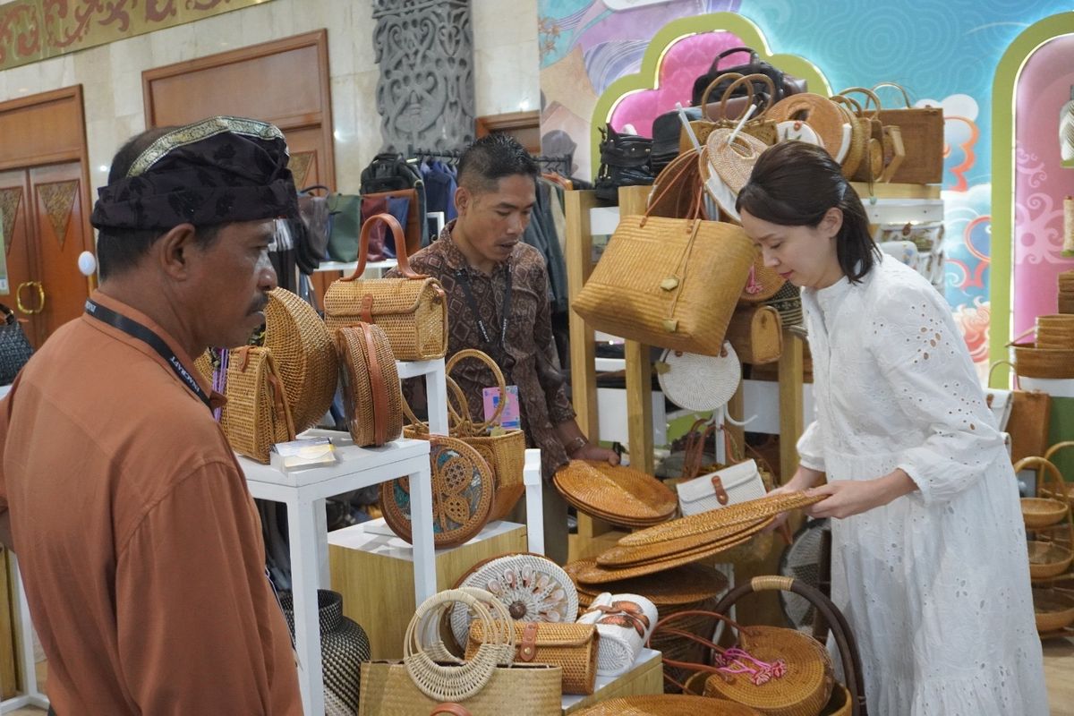 Pengunjung Inacraft 2026 asal Jepang yang tengah memburu produk kerajinan dari UMKM binaan Pertamina.