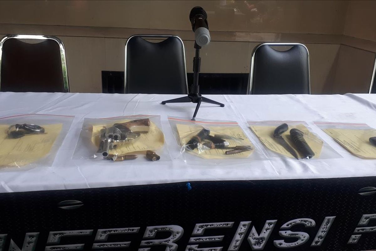 Polisi mengamankan sejumlah barang bukti dari kontrakan tersangka J diantaranya satu unit sepeda motor Honda Vario, satu pucuk senjata api rakitan dan tiga amunisi aktif. Foto diambil di Polda Metro Jaya, Jakarta Selatan, Kamis (4/7/2019).