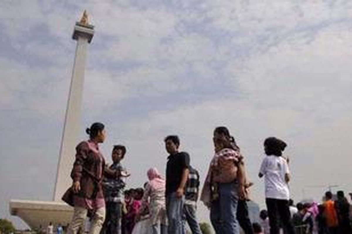 Wisatawan berkunjung ke Monumen Nasional di Jakarta.