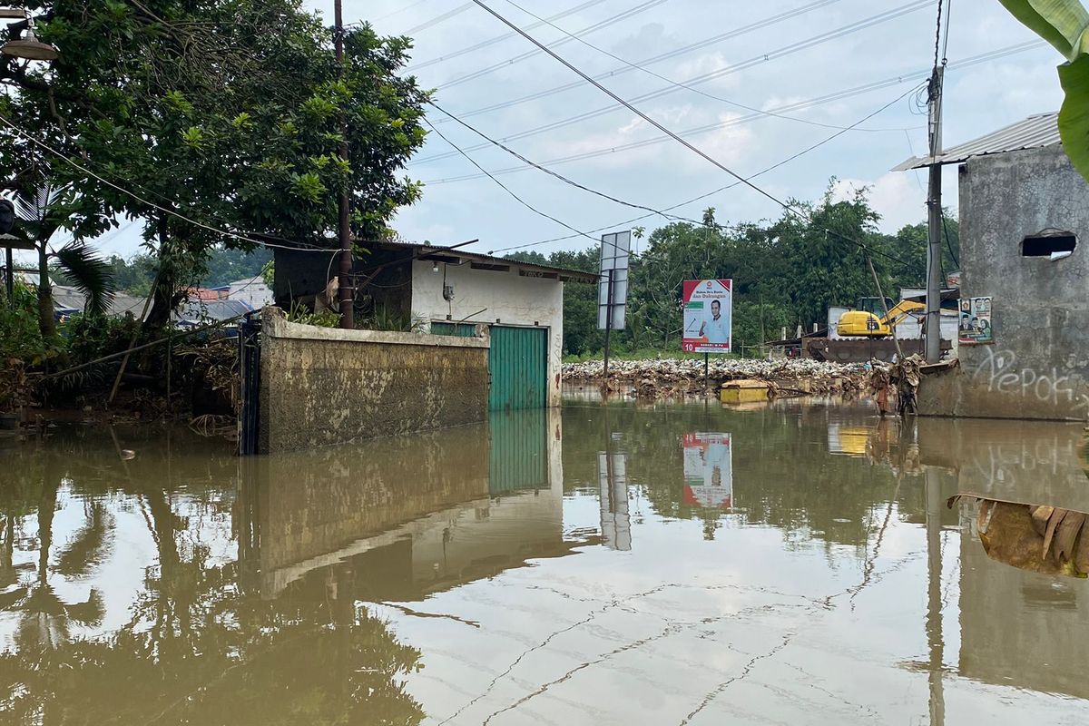 Banjir yang merendam rumah dan akses jalan Kampung Bulak Barat dan Pasir Putih, Depok, Senin (29/4/2024).