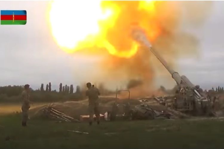 Dalam potongan video yang dirilis Kementerian Pertahanan Azerbaijan menunjukkan, tentara mereka menembakkan artileri ke wilayah pasukan Armenia di Nagorny Karabakh.