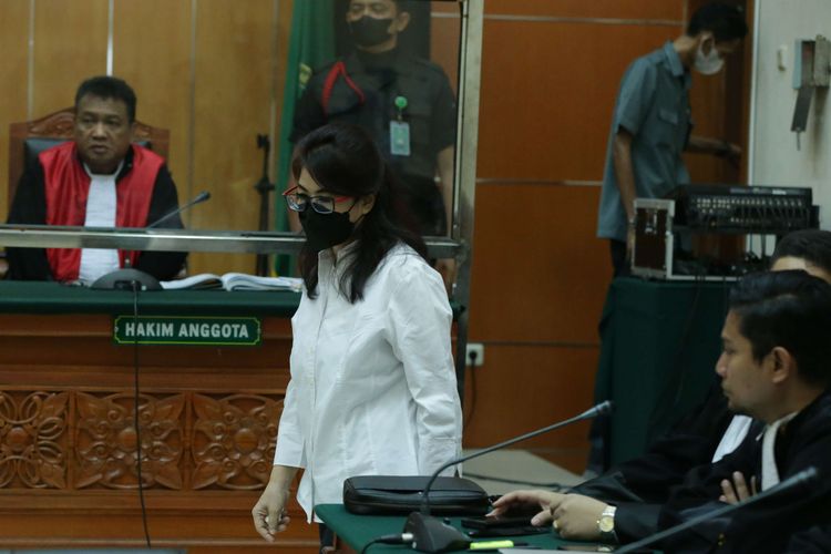 Linda Pujiastuti alias Anita menjalani sidang vonis di Pengadilan Negeri Jakarta Barat, Rabu (10/5/2023). Majelis hakim menjatuhkan hukuman 17 tahun penjara dan denda sebesar Rp 2 miliar dalam kasus peredaran narkotika jenis sabu yang menjeratnya.