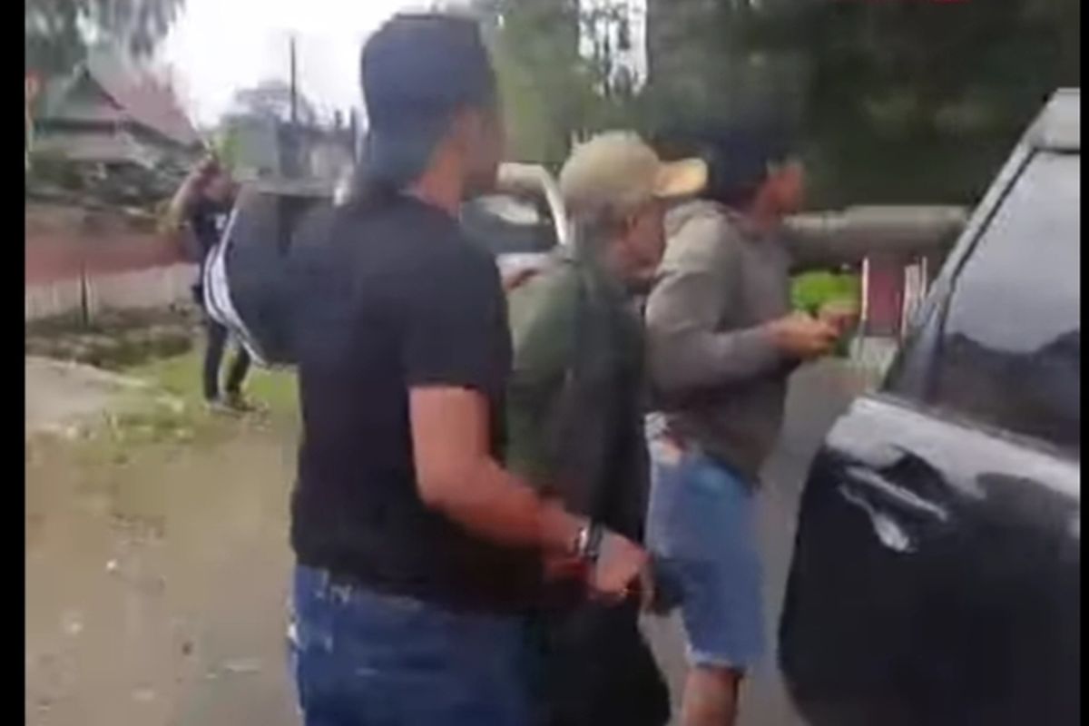 Aparat kepolisian Polres Bone, Sulawesi Selatan, meringkus pelaku penculikan siswi SMP, Senin (14/7/2025).