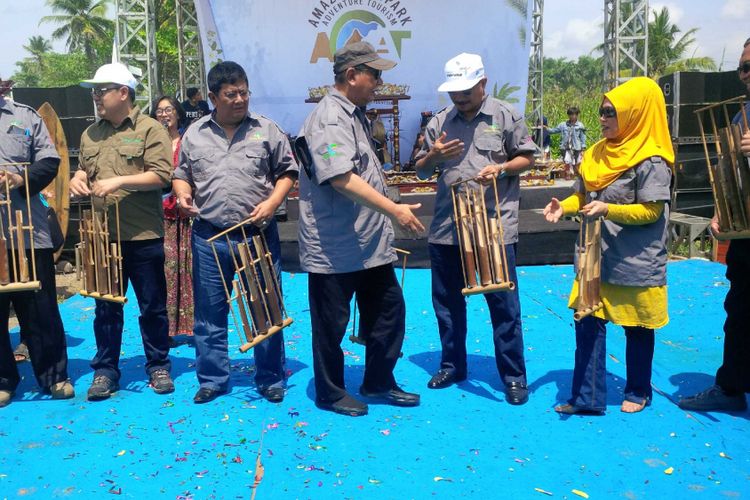 Menteri Pariwisata  Arief Yahya (dua dari kanan) berbincang-bincang dengan Wakil Gubernur Jawa Barat Deddy Mizwar (tengah) selesai pembukaan AGAT di Cimaja, Cikakak, Sukabumi, Jawa Barat, Sabtu (14/10/2017).