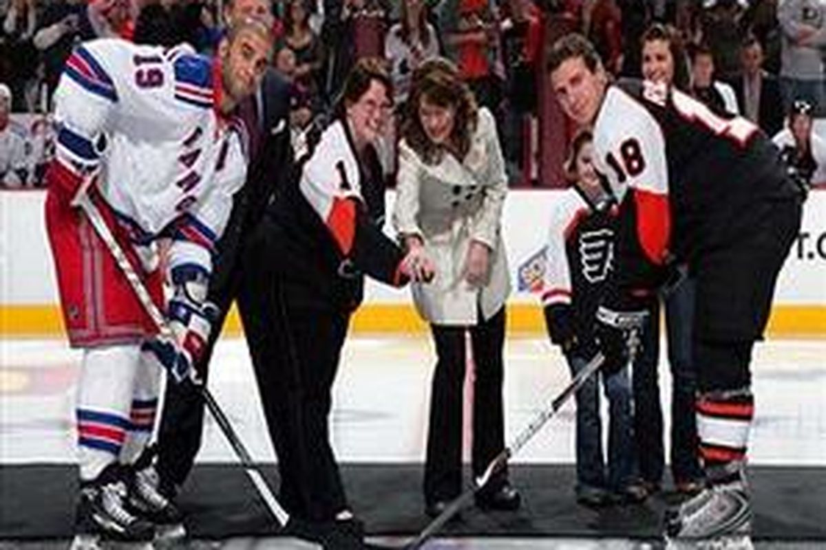 Sarah Palin (tengah) menandai pertandingan pembuka akhir pekan hoki NHL antara Philadelphia Flyers dan New York Rangers dengan menjatuhkan bola pertama di Wachovia Center, Philadelphia, 11 Oktober 2008.