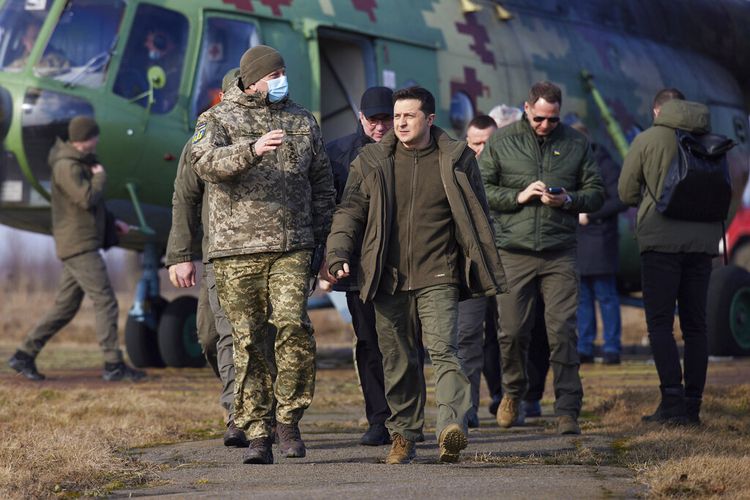 Presiden Ukraina Volodymyr Zelenskyy, tengah, tiba untuk menghadiri latihan militer di luar kota Rivne, Ukraina utara, Rabu, 16 Februari 2022. 
