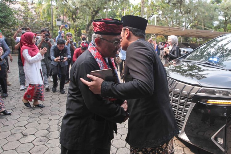 Wali Kota Depok, Mohammad Idris (kiri) menyambut Gubernur Jawa Barat, Ridwan Kamil saat menghadiri Rapat Paripurna DPRD Kota Depok, Kamis (27/4/2023). Rapat paripurna ini dalam rangka memperingati HUT Ke-24 Kota Depok.