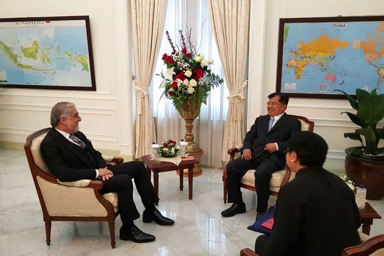 Wakil Presiden Jusuf Kalla saat bertemu dengan Kepala Eksekutif Afghanistan Abdullah Abdullah di Istana Wakil Presiden, Jakarta, Kamis (4/10/2018)