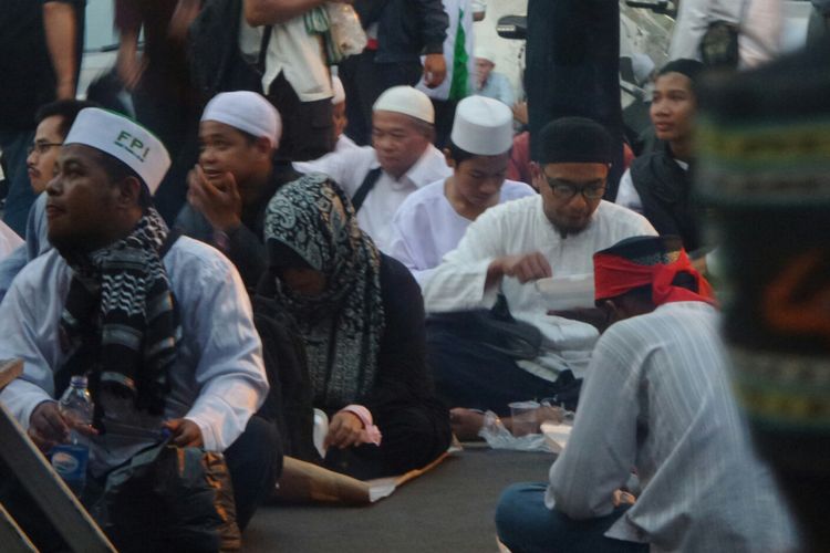 Massa aksi bela ulama buka puasa bersama di Masjid Istiqlal, Jumat (9/6/2017). 
