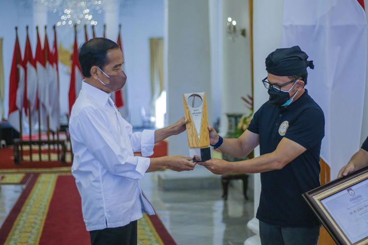 Presiden RI Joko Widodo (Jokowi) saat menerima penghargaan Anugerah Bakti Utama Pusaka yang diberikan langsung oleh Ketua Presidium Jaringan Kota Pusaka Info (JKPI) yang juga menjabat sebagai Wali Kota Bogor Bima Arya Sugiarto, di Istana Kepresidenan Bogor, Jawa Barat, Sabtu (4/12/2021).