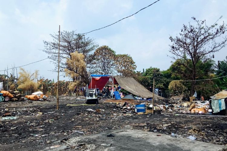 Kondisi lapak pengepul barang bekas di Pondok Aren, Tangerang Selatan, usai dilanda kebakaran, Kamis (2/9/2021).).