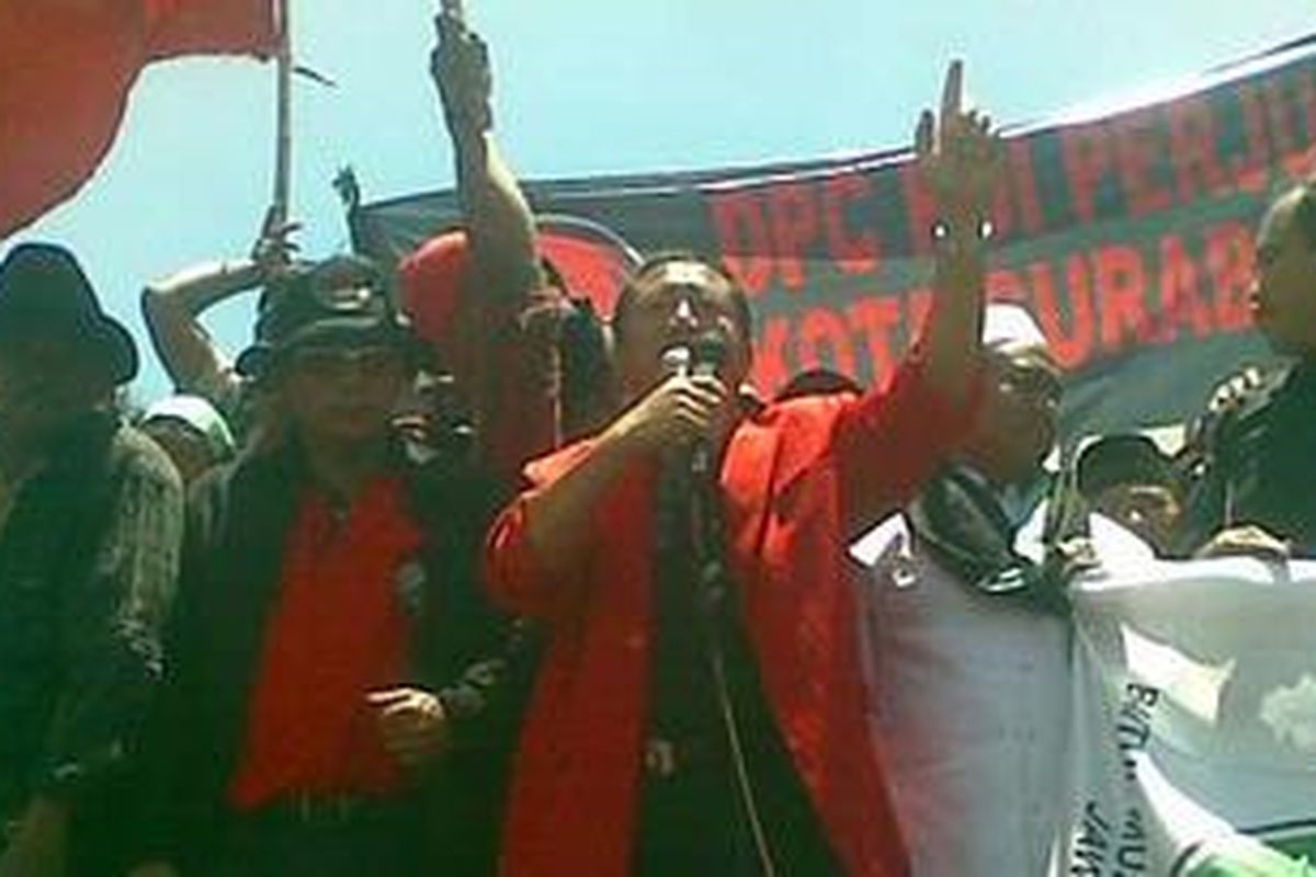 Wakil Walikota Surabaya, Bambang DH berorasi dalam unjuk rasa menolak kenaikan harga BBM, Selasa (27/3/2012). 