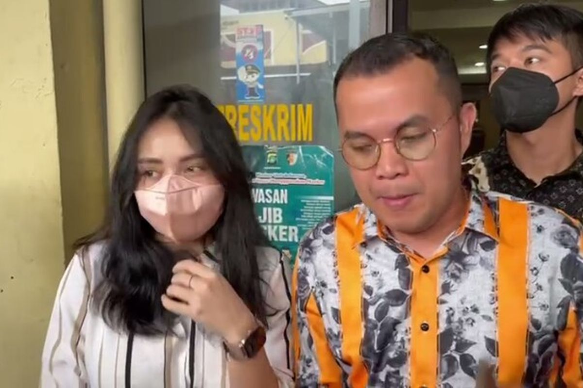 Penyanyi Mawar Afi didampingi Kuasa Hukum, Muhammad Zakir Rasyidin memenuhi panggilan polisi di Mapolrestro Depok pada Selasa (5/4/2022). Mawar Afi diperiksa sebagai saksi atas dugaan kasus pencemaran nama baik terhadap mantan suaminya, Steno Ricardo.