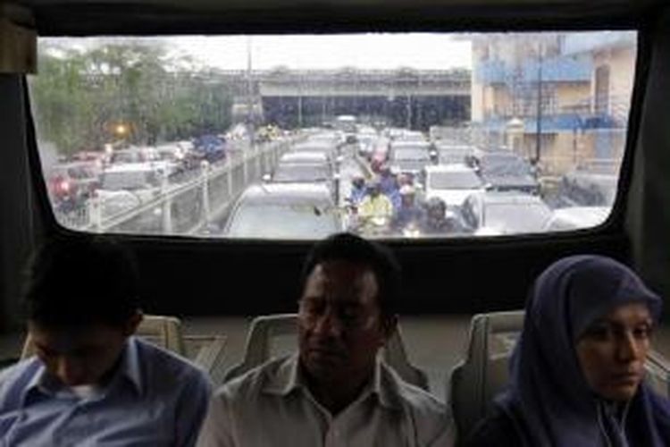 Kemacetan lalu lintas terlihat dari dalam bus Transjakarta di Jalan Jendral Sudirman, Jakarta Selatan, Rabu (23/1/2013).