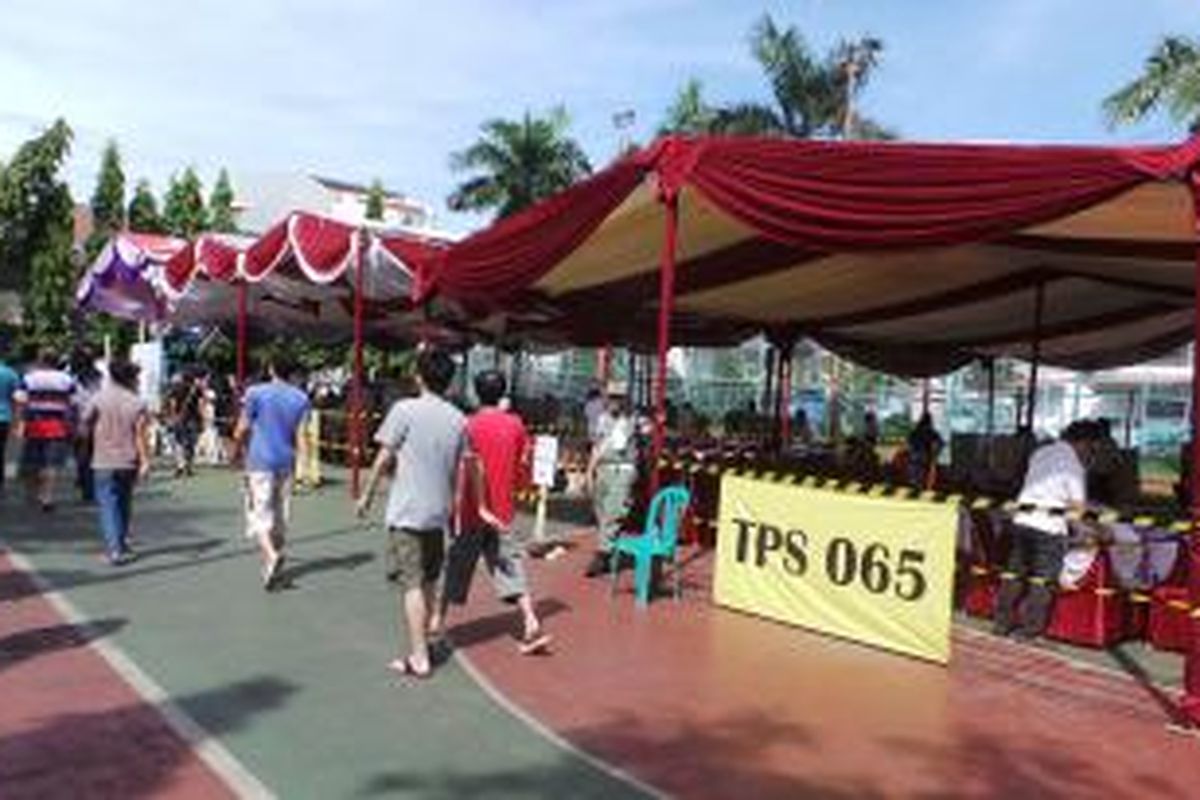 Lokasi Wakil Gubernur DKI Jakarta Basuki Tjahaja Purnama beserta istri, Veronica Tan menggunakan hak suara mereka. Di sebuah lapangan basket ini ada tiga TPS, TPS 065, 066, dan 067 yang telah dibalut dengan tenda mewah.