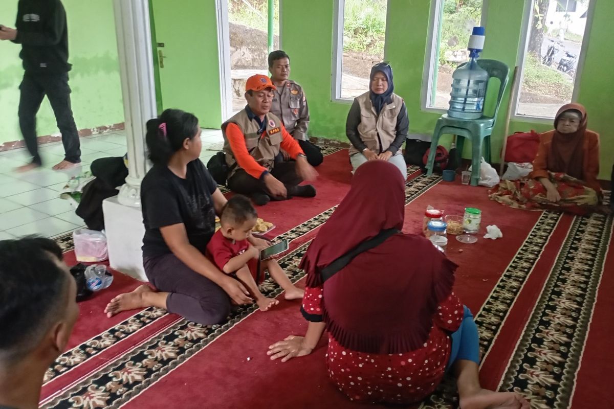 Bencana pergerakkan tanah di Cisalak, Cisarua, Sumedang, Jabar, Minggu (4/5/2025) pagi. 