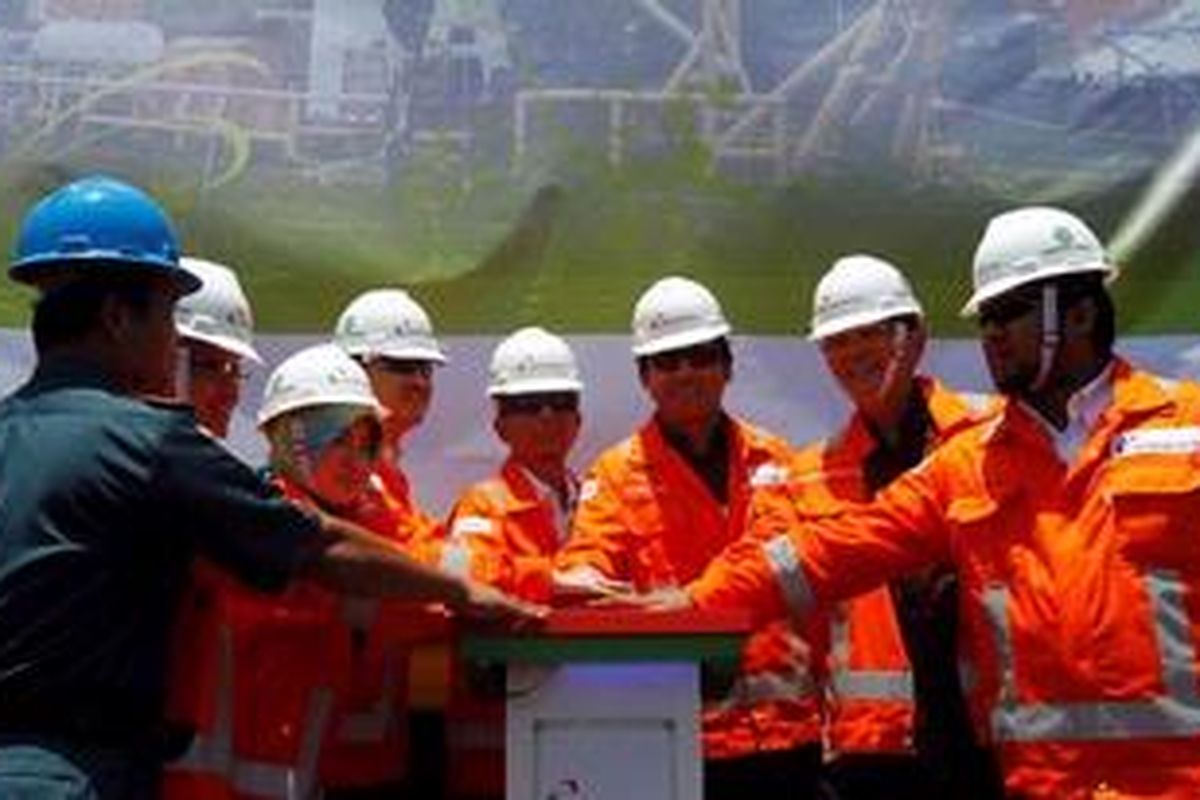 Direktur Utama PT Nusantara Regas Hendra Jaya (tiga kanan) di dampingi perwakilan dari Perusahaan Gas Negara Michael Baskoro (dua kanan), dan Vice President Comercial and Business Development Pertamina  Djohardi A Kusumah (empat kiri) meresmikan penggelaran pipa bawah laut untuk menyalurkan gas, di lepas pantai, Kepulauan Seribu, Senin (24/10/2011).