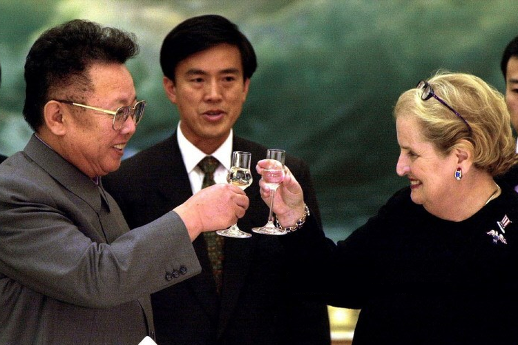 Madeleine Albright (kanan) ketika menjadi Menteri Luar Negeri Amerika Serikat, bersulang dengan pemimpin Korea Utara Kim Jong Il pada 24 Oktober 2000.