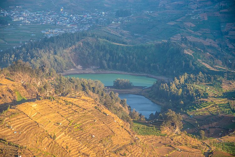 Telaga Warna Dieng dilihat dari Puncak Gunung Pakuwaja dengan lensa Zoom.