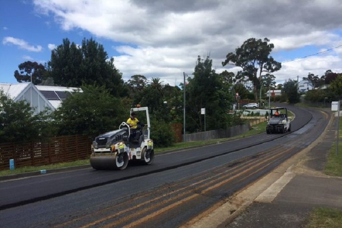 Uji coba penggunaan sampah plastik, kaca, dan tinta printer bekas sebagai pengganti aspal di Tasmania