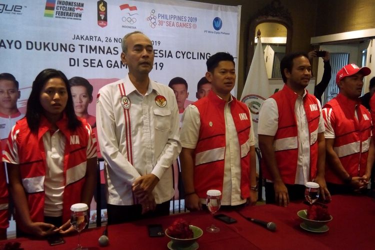 Ketua Umum Ikatan Sport Sepeda Indonesia (ISSI) Raja Sapta Oktohari (keempat dari kiri pembaca) saat pelepasan timnas balap sepeda Indonesia menuju SEA Games 2019 Filipina pada Selasa (26/11/2019) di Jakarta. 

Dalam kesempatan itu, produsen peralatan olahraga asal Indonesia League berkolaborasi dengan tim nasional balap sepeda Indonesia untuk SEA Games 2019 Filipina. 