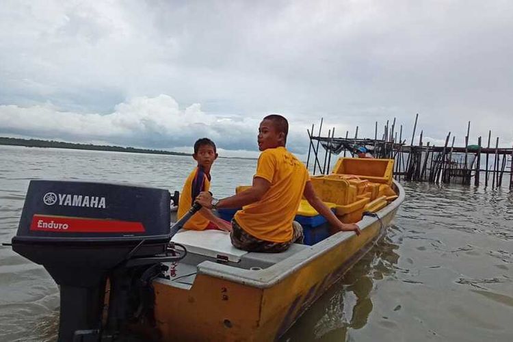 Anak Pulau Jaloh di masa pandemi seperti ini, usai sekolah online, siangnya mereka membantu orangtuanya untuk mencari ikan di laut.