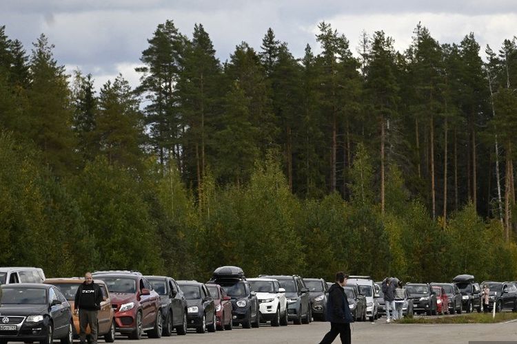 Antrean panjang mobil-mobil di perbatasan Rusia-Finlandia dekat Vaalimaa, 22 September 2022. Warga Rusia berbondong-bondong masuk Finlandia setelah Presiden Vladimir Putin mengumumkan mobilisasi parsial untuk perang di Ukraina.