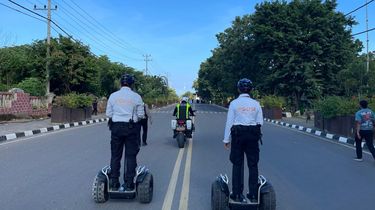 Polisi Pakai Kendaraan Listrik Saat Kawal Jalan Salib Agung di Labuan Bajo