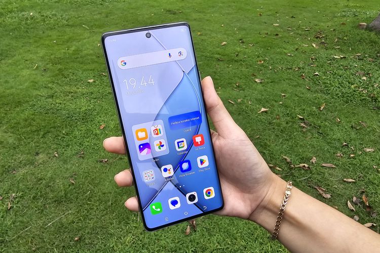 Tecno Spark 20 Pro Plus hadir memiliki layar AMOLED 6,78 inci yang dikelilingi dengan bezel yang cukup tipis. Layar tersebut mendukung resolusi Full HD Plus (1.080 x 2.436 piksel), refresh rate 120 Hz, dan tingkat kecerahan hingga 1.000 nits. Layar Tecno Spark 20 Pro Plus telah dilapisi dengan kaca pelindung Gorilla Glass 5.