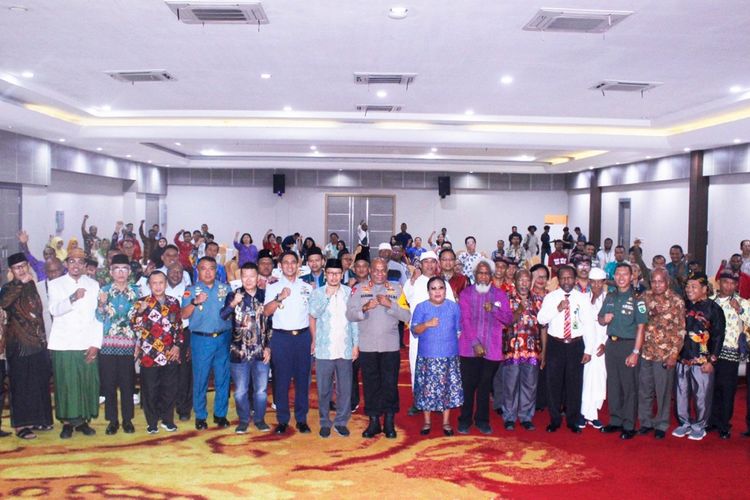 Para tokoh agama di Papua saat berkomitmen menyukseskan pemilu damai bersama Korem 172/PWY dan Polda Papua di Hotel Suni Like Sentani, Kabupaten Jayapura, Papua, Senin (11/12/2023).