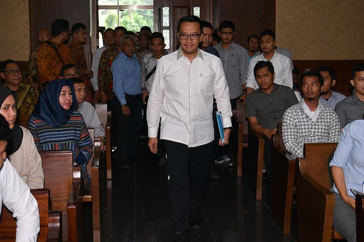 Menpora Imam Nahrawi (tengah) berjalan memasuki ruang sidang untuk menjadi saksi dalam sidang kasus dugaan suap dana hibah KONI dengan terdakwa Sekjen KONI Ending Fuad Hamidy di Pengadilan Tipikor, Jakarta, Senin (29/4/2019). Ending Fuad Hamidy didakwa menyuap Deputi IV Bidang Peningkatan Prestasi Olahraga Kemenpora Mulyana, pejabat pembuat komitmen (PPK) pada Kemenpora Adhi Purnomo dan staf Kemenpora Eko Triyanto.