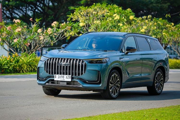 Tampilan gagah Jaecoo J8 dengan desain premium hasil rancangan Chris Rhoades, eks-desainer Jaguar dan Land Rover.