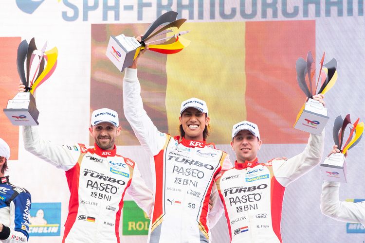 Team WRT#31 yang diperkuat Sean Gelael (tengah) meraih kemenangan pada balapan 6 Hours of Spa-Francorchamps di Belgia pada Sabtu (7/5/2022). 