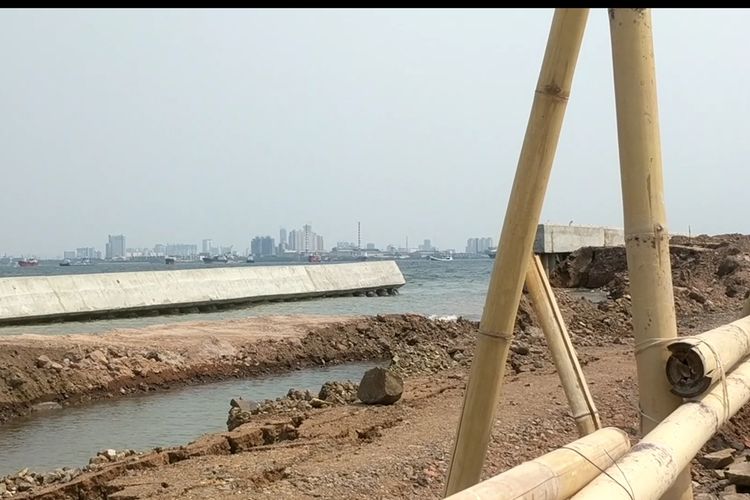 Tanggul Laut NCICD di Pelabuhan Perikanan Nizam Zachman, Muara Baru, Penjaringan, Jakarta Utara, rubuh