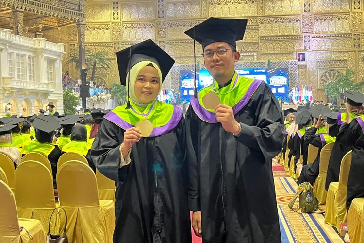 Perjalanan Cinta Pasutri Wisudawan Unesa: Kuliah S2, Bekerja dan Besarkan Anak Bersama