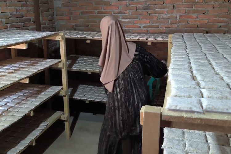 Suasana tempat produksi tempe di Polewali Mandar, Sulbar, saat dikunjungi pada Rabu (30/4/2025). Perang dagang AS berdampak besar ke pengusaha tempe sehingga terpaksa mengurangi produksi dan mengurangi ukuran tempe.