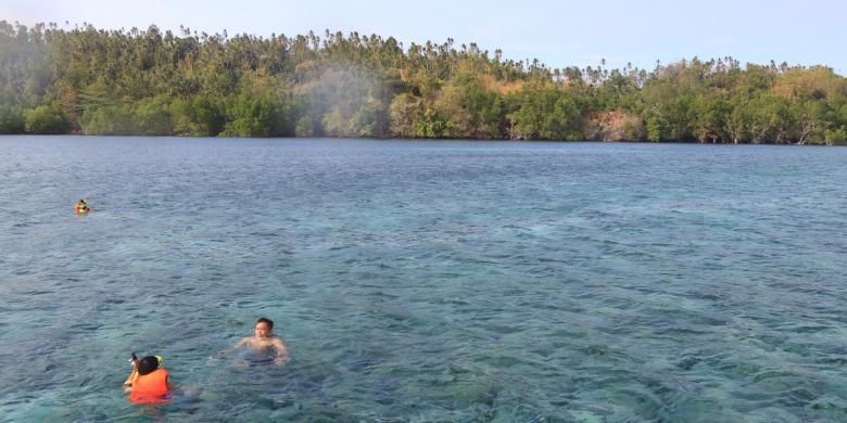 Wisatawan snorkeling di salah satu tempat menyelam di Pulau Bunaken, Manado, Sulawesi Utara.