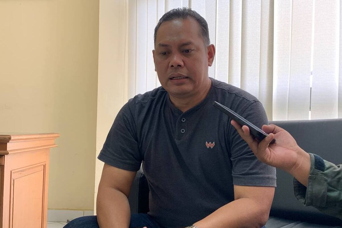 Ketua KONI Kabupaten Bandung Yana Suryana saat ditemui di Kantonya dan saat menjenguk dua atlet asal Kabupaten Bandung cabor pencak silat yang lolos eksebisi Olimpiade di Paris, Kamis (25/7/2024)