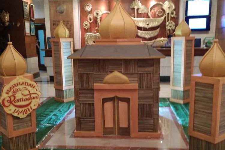 Miniatur masjid berbahan dasar sedotan bambu di lobi Hotel Novotel Solo, Jawa Tengah, Jumat (10/5/2019).