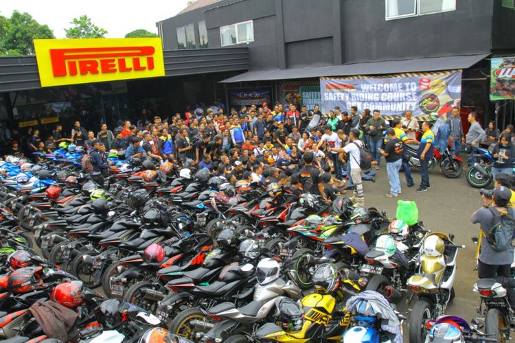 Komunitas para pemilik sepeda motor Suzuki GSX 150cc, GSX Community Nusantara, melakukan Sunmori (Sunday morning ride) perdana tahun ini, Minggu (7/1/2018).