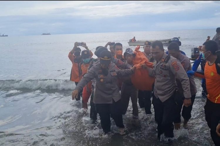 Tim SAR gabungan berhasil menemukan mayat bocah perempuan asal Kendari yang hilang terseret ombak di pantai Batu Gong Kabupaten Konawe, Provinsi Sulawesi Tenggara.