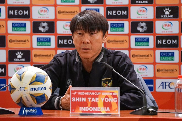 Pelatih timnas U20 Indonesia, Shin Tae-yong, memberikan keterangan dalam konferensi pers jelang laga perdana Grup A Piala Asia U20 2023, Selasa (28/2/2023).