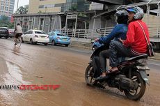 Cara Benar Belok Naik Motor di Jalan Licin