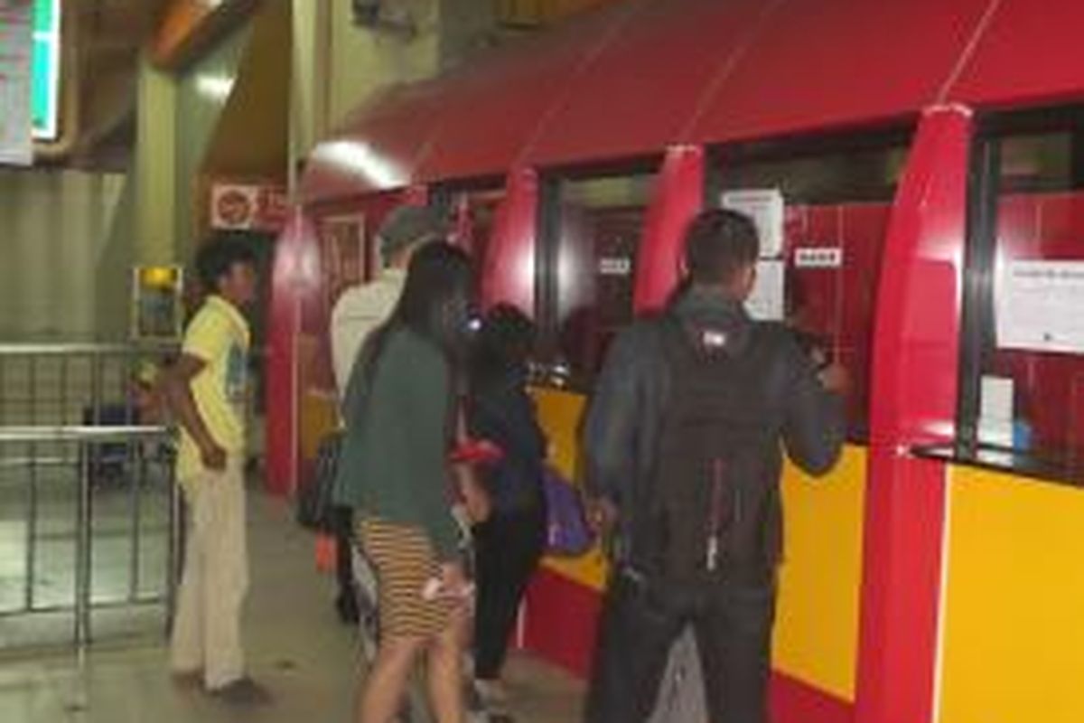 Sejumlah penumpang transjakarta yang sedang mengantri tiket di Halte Terminal Blok M, Senin (11/8/2014), yang merupakan pemberlakuan hari pertama wajib tiket elektronik di koridor 1.
